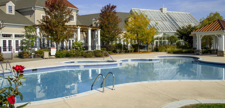 Une piscine collective entretenue par American pool &agrave; Great Notch Village en Floride USA