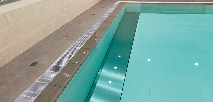 Trappe motoris&eacute;e de fond de piscine, structure en acier inoxydable