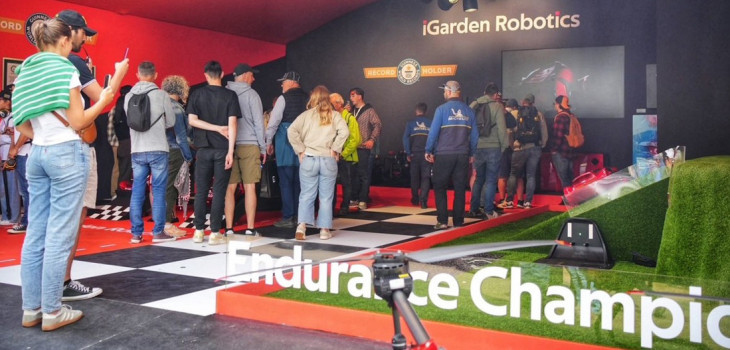 Les visiteurs découvrent les innovations iGarden Robotics stand Fairland
