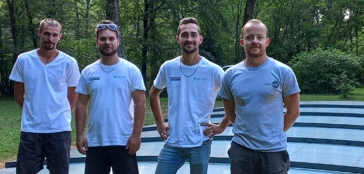 Julien Duprat (&agrave; droite) et l'&eacute;quipe de poseurs d'abris de l'entreprise Berry Piscine