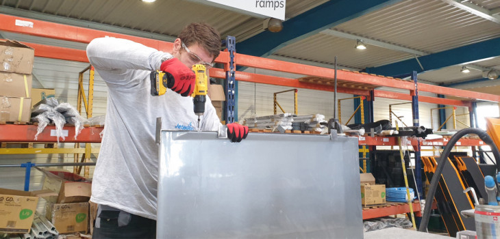 Atelier Axsol d'assemblage des rampes PMR en fibre de verre Trappes si&egrave;ge fabricant