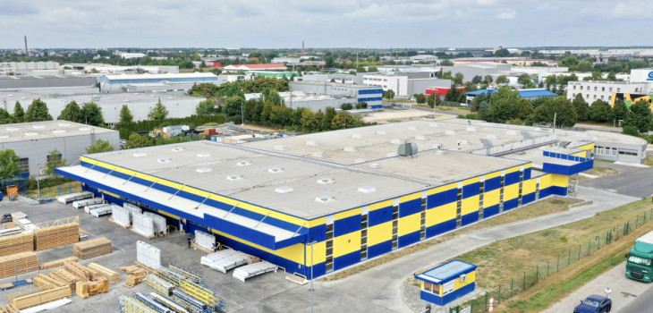 Usine Aquacomet fabrication abris piscine &agrave; Gy&ouml;r en Hongrie
