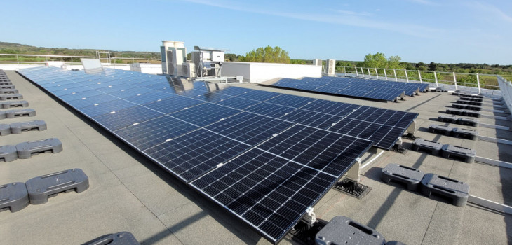 86 panneaux solaires install&eacute;s sur le toit de son nouveau b&acirc;timent de Lunel