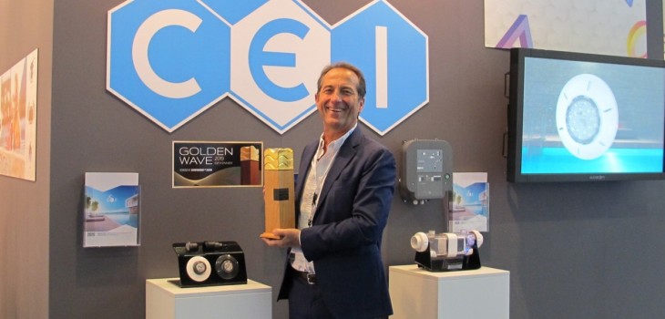 Emmanuel Baret Directeur G&eacute;n&eacute;ral de CCEI avec le Golden Wave Award sur le stand CCEI &agrave; Aquanale 2019