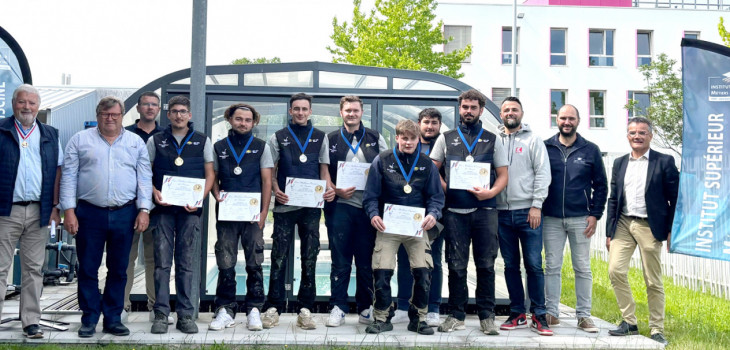 Les participants du concours avec le jury