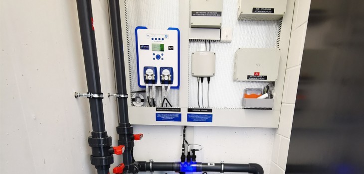 Local technique avec installation Klereo r&eacute;alis&eacute;e par la soci&eacute;t&eacute; BADIPOOL 