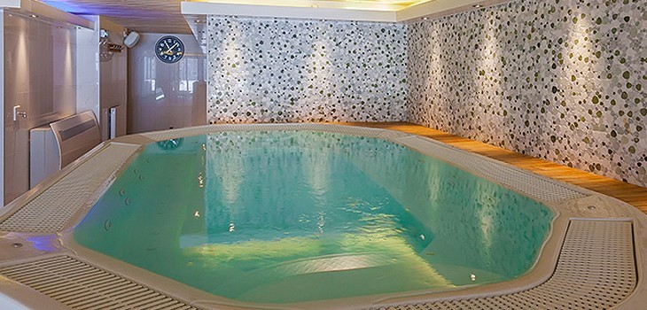 spa de l'espace wellness astralpool fluidra de la r&eacute;sidence les Balcons de la Rosi&egrave;re montvalezan