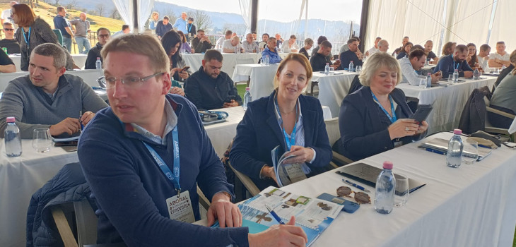 Les distributeurs lors de pl&eacute;ni&egrave;re de la convention d&rsquo;Aboral Piscines