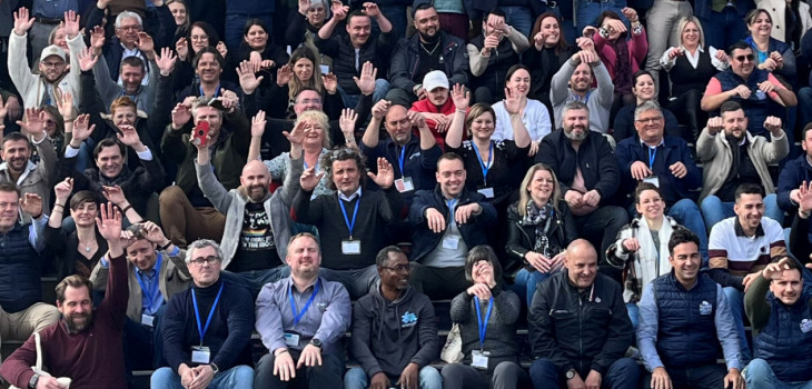 Les participants du s&eacute;minaire Mondial Piscine sur le circuit du Mans