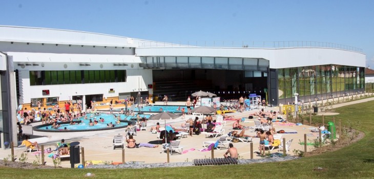 Piscine ext&eacute;rieure du Centre aquatique intercommunal Les bassins de l&rsquo;Aqueduc Mornant