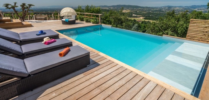 piscine terrasse bois vue mer R&eacute;alisation CDP Cr&eacute;ateur de Paysages - Concessionnaire Mondial PISCINE