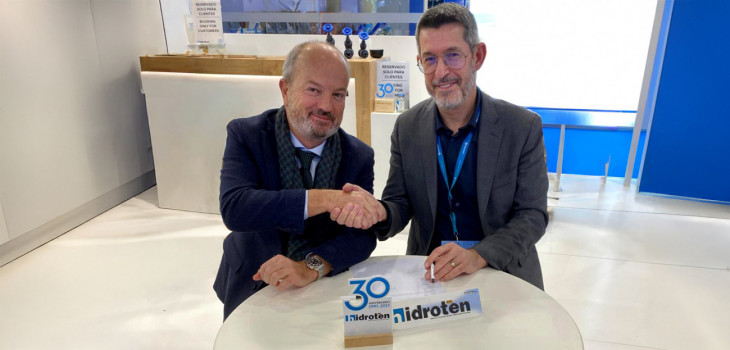 Signature du partenariat entre Gin&eacute;s Ten, Pdg d'Hidroten et Jean-Fran&ccedil;ois Maillol, D