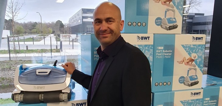 St&eacute;phane Gabetto devant robots piscine agence BWT Procopi Bordeaux Merignac