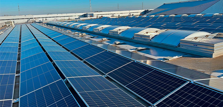 panneaux solaires sur l'usine de production de couvertures de piscine &agrave; Geel en belgique