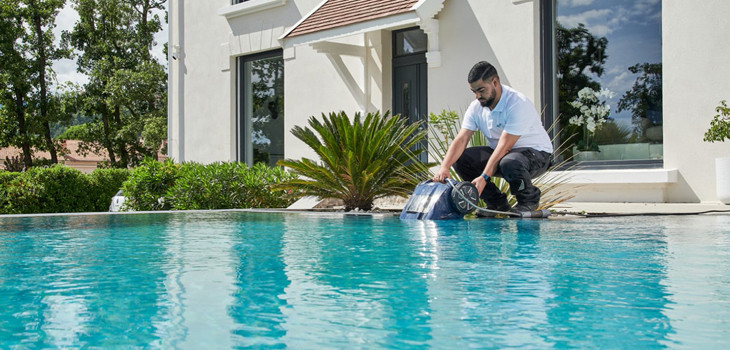 R&eacute;paration d'un robot de piscine par un piscinier de la plateforme Manouvellepiscine.com