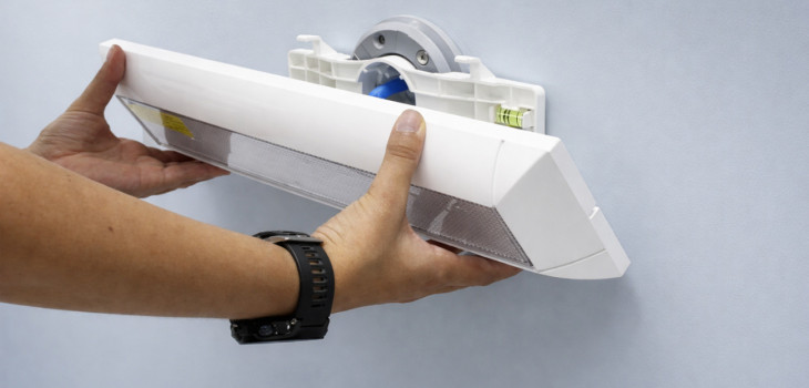 Installation d&rsquo;un projecteur lin&eacute;aire LED SEAMAID sur paroi de piscine