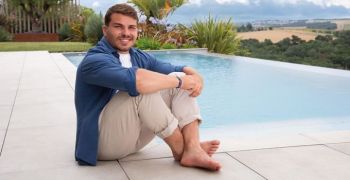 Antoine Dupont, joueur de l&rsquo;&Eacute;quipe de France de Rugby, nouvel ambassadeur des Piscines Carr&eacute; Bleu
