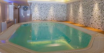Des r&eacute;alisations Fluidra France de piscines, saunas, hammams sur mesure en &eacute;tablissements de haut standing