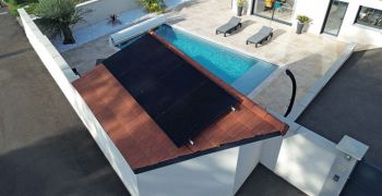 Deux exemples d'installation de la solution photovolta&iuml;que PolySolar Energy System pour des piscines 100% autonomes