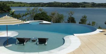 La France compte plus de 3 millions de piscines priv&eacute;es !