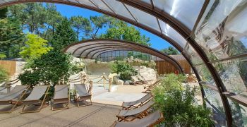 R&eacute;alisation Abrisud : une pataugeoire th&eacute;matis&eacute;e couverte d'un grand abri cintr&eacute; t&eacute;lescopique