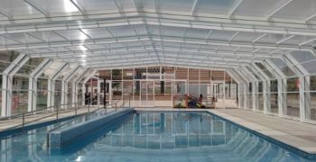 Una cubierta Abrisol para la piscina terap&eacute;utica de Granada