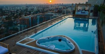 Une r&eacute;alisation de piscine Yacht Pool sur le toit d'un immeuble