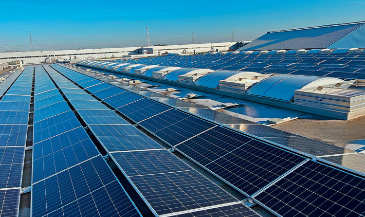 Installation de panneaux solaires sur l'usine de production de couvertures de piscine &agrave; Geel en belgique