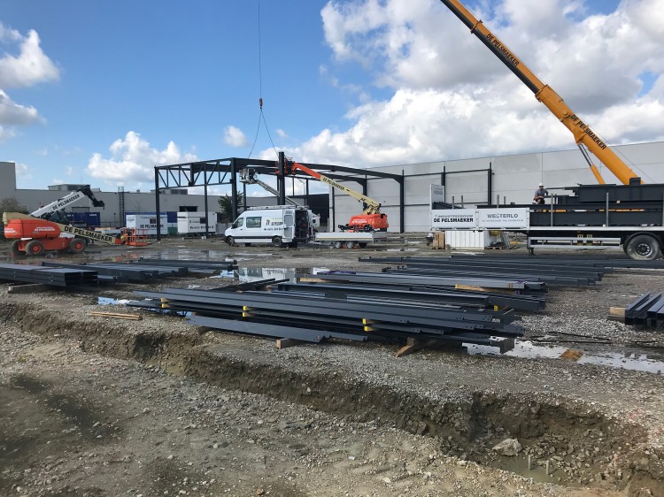 Travaux d'agrandissement T&A 5000 m&sup2; production stock couvertures automatiques piscine