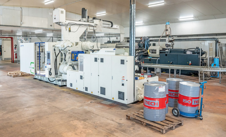 L'une des presses destin&eacute;es &agrave; l'injection des panneaux de coffrage, des escaliers et des panneaux de filtration.
