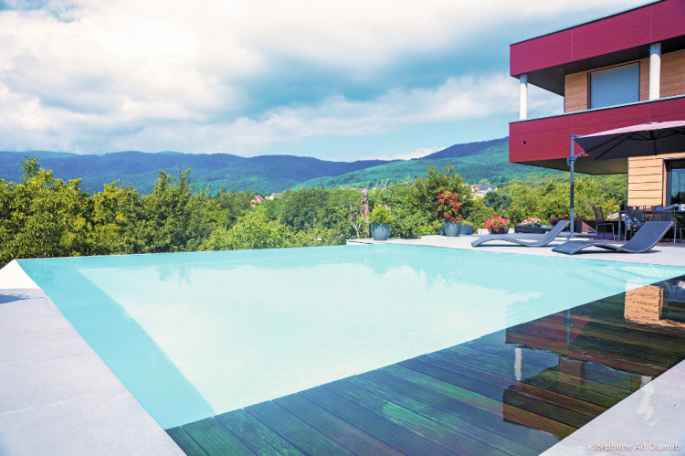 Une piscine miroir &agrave; d&eacute;bordement. Proc&eacute;d&eacute; Unib&eacute;o