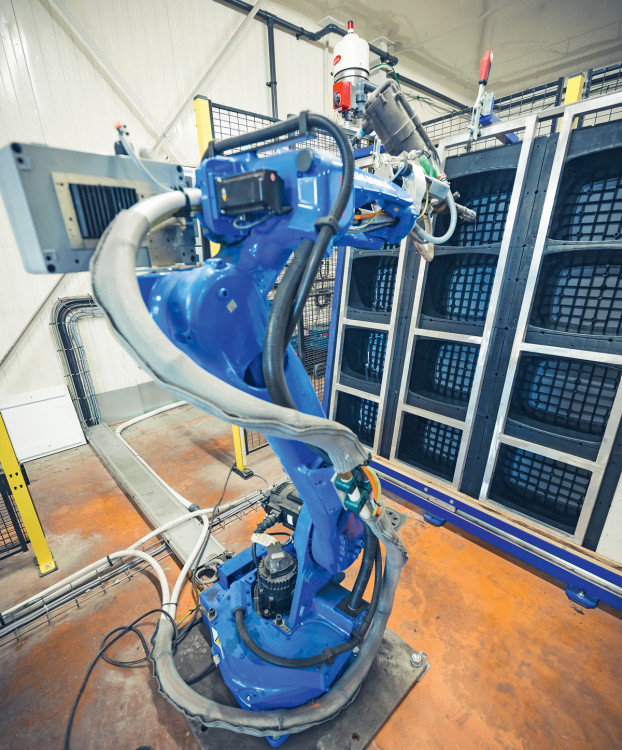 Robot multiaxe, réalisation des panneaux de piscine par soudage robotisé des alvéoles sur plaque de polypropylène alvéolaire