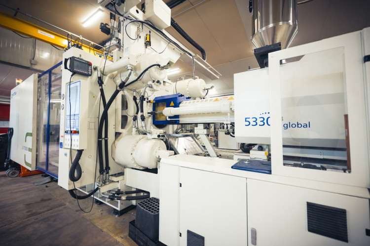 Unit&eacute; de production dot&eacute;e d'outils industriels performants chez Unib&eacute;o Piscines