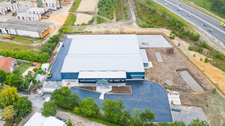 La nouvelle usine Abrid&eacute;al fabrication abris piscine Angresse Landes inaugur&eacute;e en 2021