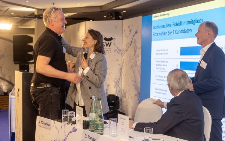 Ute Wanschura gratuliert Stephan Kortus zur Wahl ins Verbandspr&auml;sidium. 