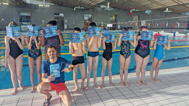 Journ&eacute;e de l'eau : distribution du livret &laquo; Chaque goutte compte &raquo;