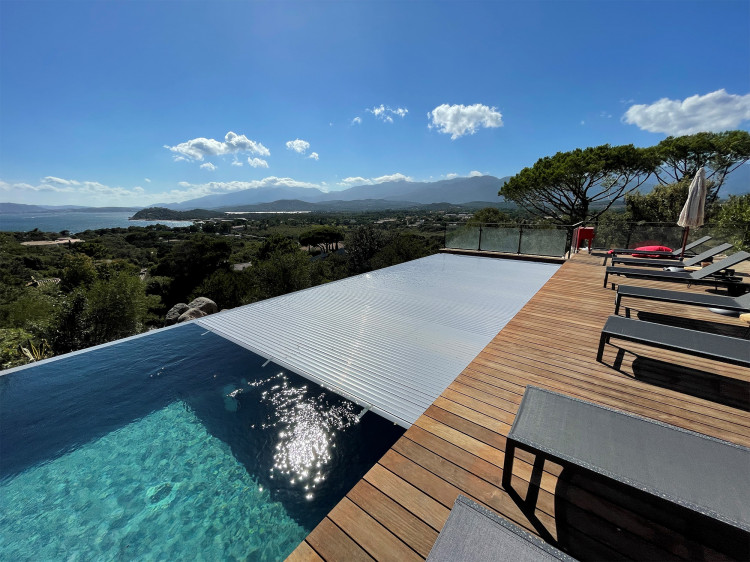 Volet flottant piscine T&A conforme NF P90-308 sur piscine &agrave; d&eacute;bordement