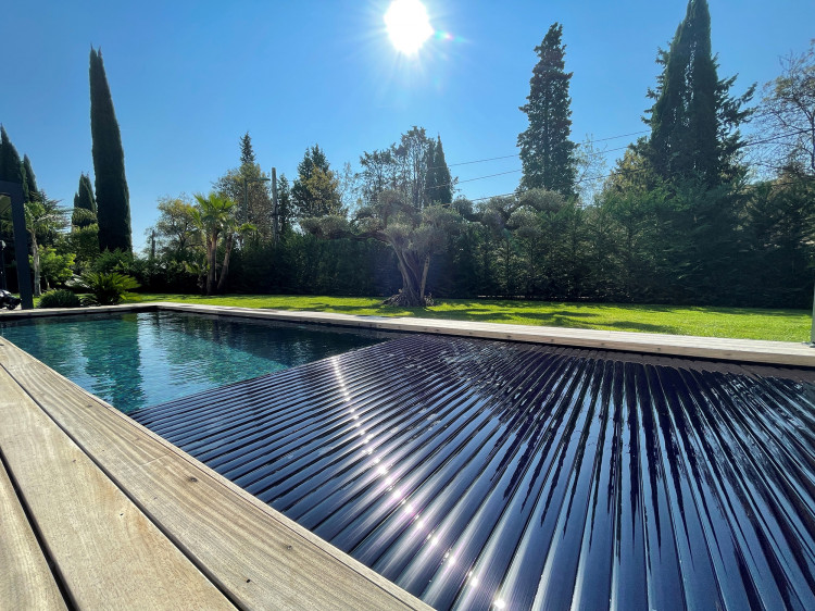 Volet piscine avec lames polycarbonate Quadro &eacute;dition Black noire T&A