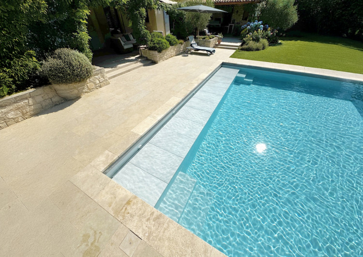 Volet immerg&eacute; sous plage Un'Roll 800 de Walter Pool int&eacute;gr&eacute; dans une piscine r&eacute;sidentielle