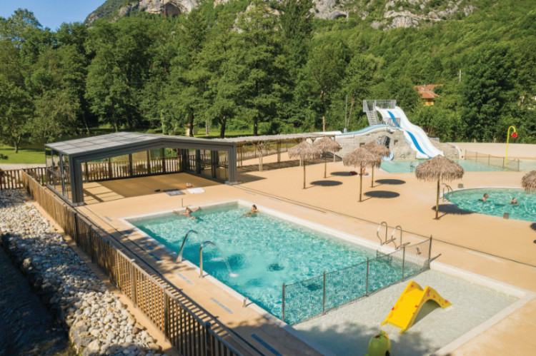 abri Piscine V&eacute;nus ouvert Camping des Grottes