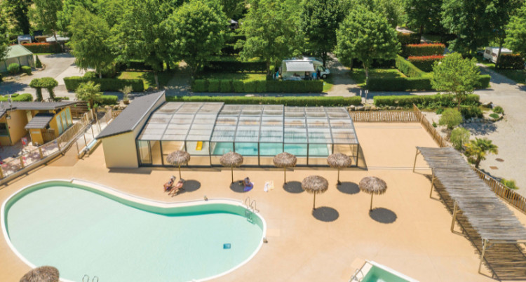 L'abri sur-mesure V&eacute;nus enti&egrave;rement referm&eacute; Piscine Camping des Grottes