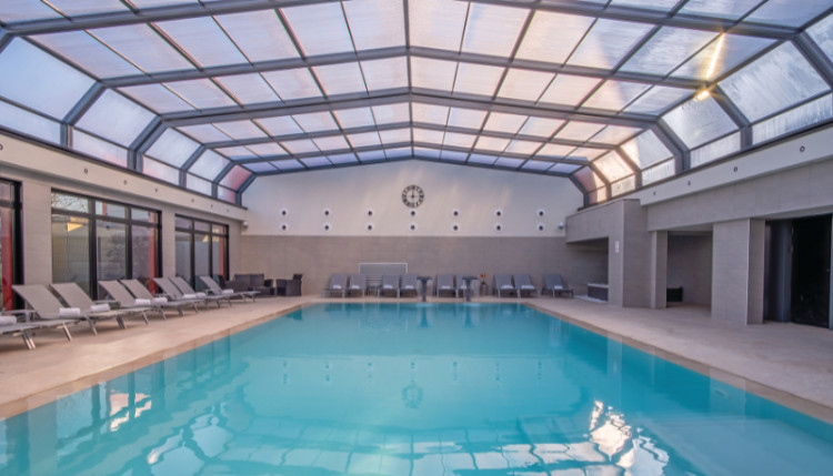 Abri V&eacute;nus piscine Hotel Prestige Lyon Eurexpo