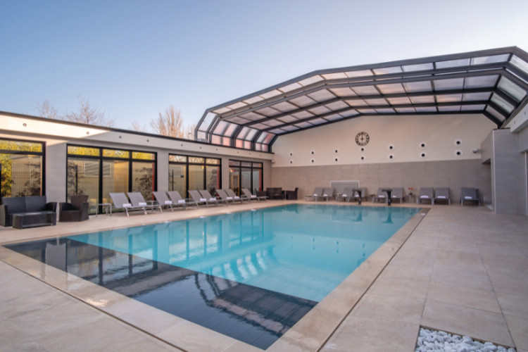 Abri piscine en toiture du b&acirc;timent de l'H&ocirc;tel Prestige Lyon Eurexpo