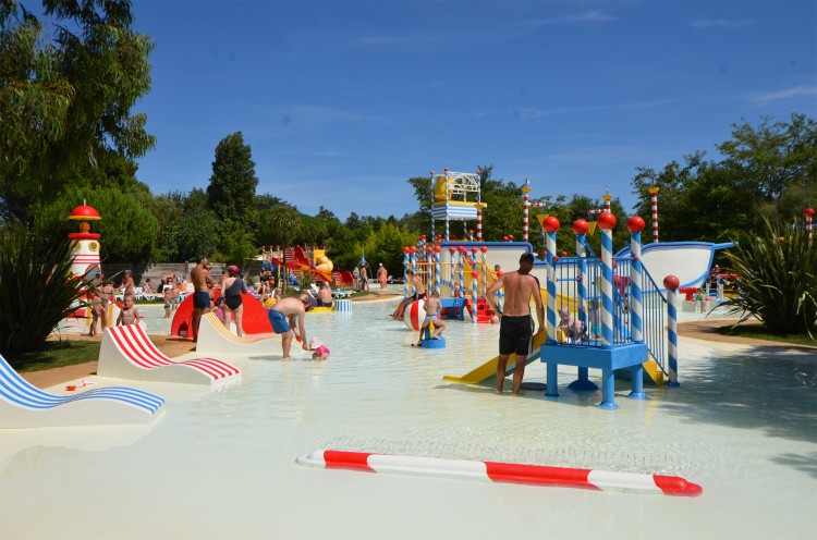Aire de jeux aquatiques trait&eacute;e au Pure Chlore camping Le S&eacute;rignan Plage