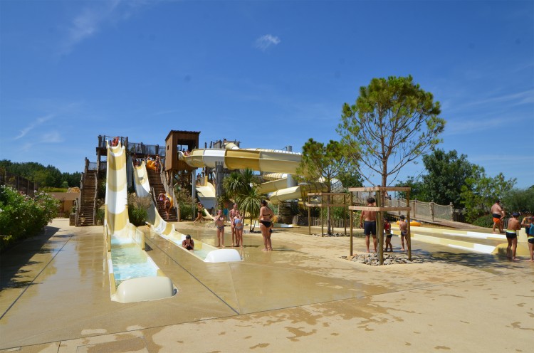 Aire des toboggans trait&eacute;s au Pure Chlore camping Le S&eacute;rignan Plage