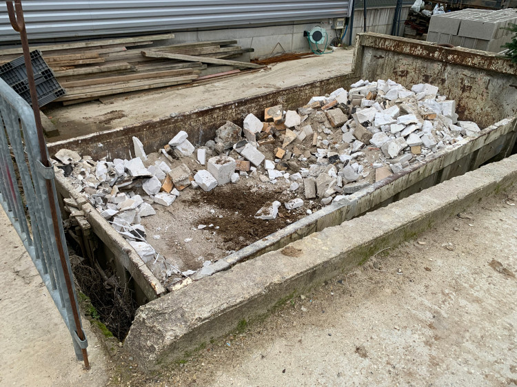 Benne d&eacute;chets mat&eacute;riaux inertes Piscines et Bains Coulommiers