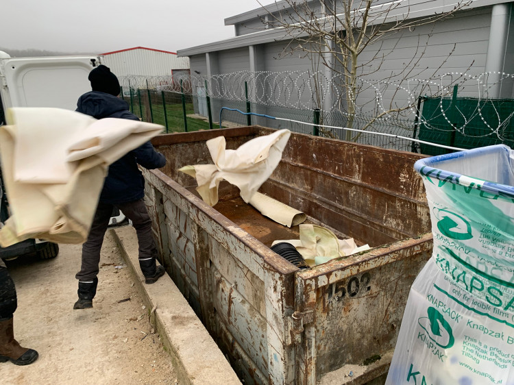 Benne d&eacute;chets PVC - Piscines et Bains Coulommiers