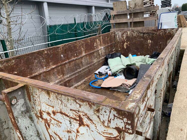 Benne de d&eacute;chets PVC - Piscines et Bains Coulommiers