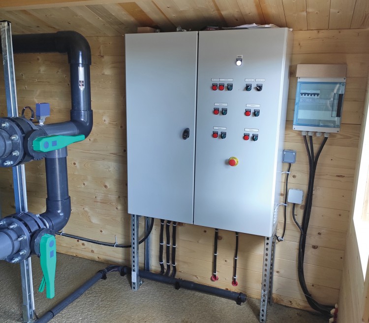 L'armoire &eacute;lectrique avec d&eacute;marreur progressif.