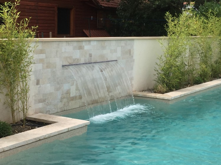 Cascade de la nouvelle piscine ext&eacute;rieure du Camping Les Rives du Lac